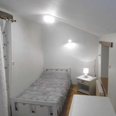 Maison Familiale Avec Jardin Clos, Proche Des Activites Et Loisirs, Internet Inclus - Fr-1-410-129